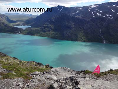 НА фотографии вид с тропы возле горы Бессеген - это один из красивейших трекинговых маршрутов Норвегии.