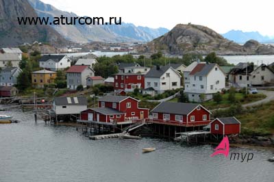 На фотографии типичный поселок в заполярной Норвегии, Лофотенские острова